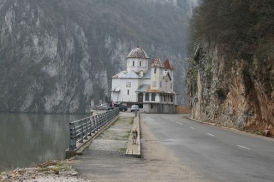 Urlaub in Duvova: An der Donau bei Dubova mit kleiner Kirche