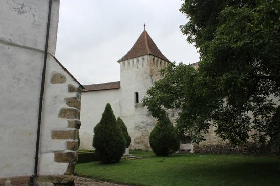Im Innenhof der Kirchenburg in Hărman (Honigberg)
