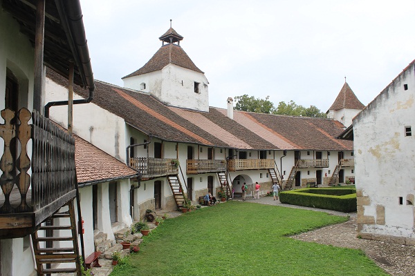 Im Innenhof der Kirchenburg in Hărman (Honigberg)